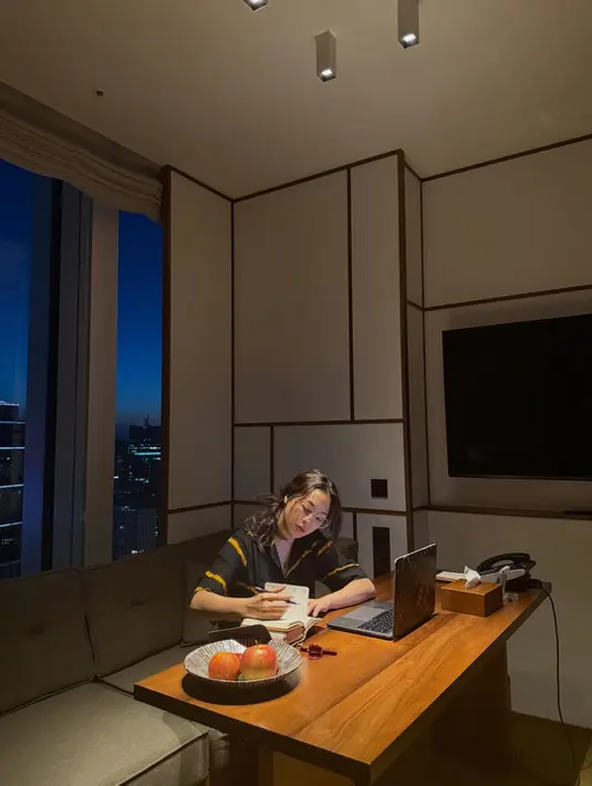 Menikmati setiap sudut ruang, Sherina juga tampak melakukan journaling dengan damai.