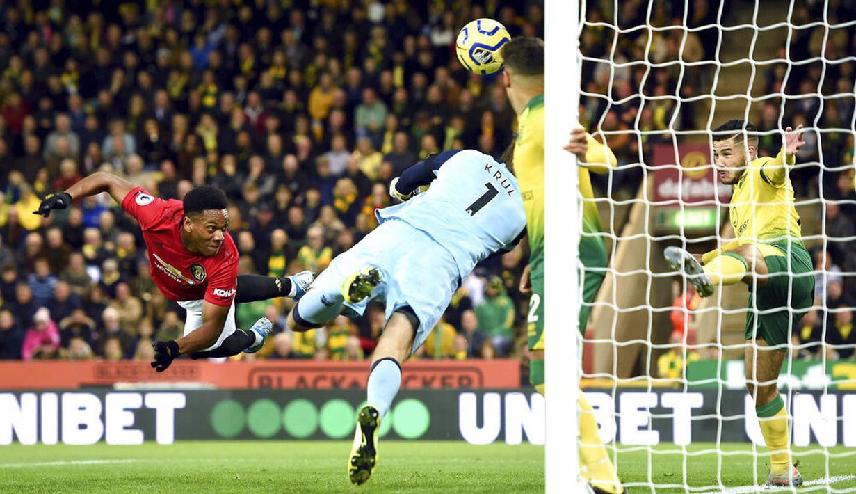 Penyerang Manchester United, Anthony Martial, melakukan sundulan ke gawang Norwich City pada laga Premier League 2019 Stadion Carrow Road, Norwich, Minggu (27/10). Manchester United menang 3-1 atas Norwich City. (AP/Joe Gidden)