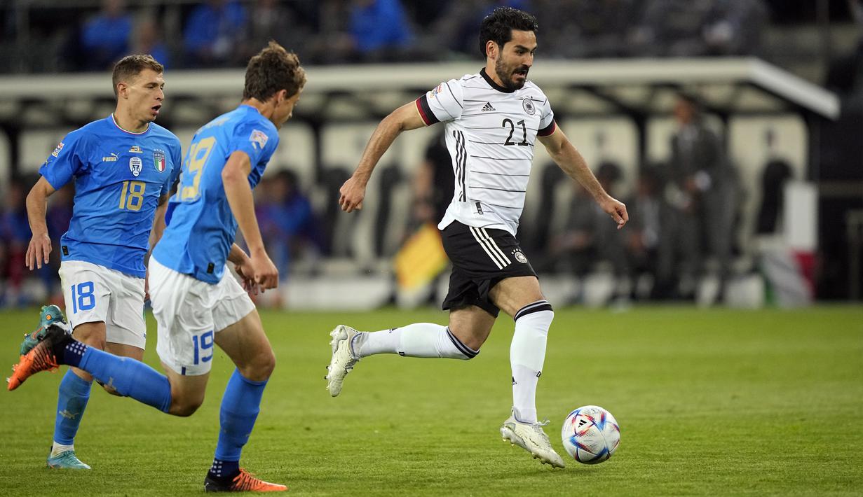 Pemain Jerman Ilkay Gundogan (kanan) menggiring bola saaat melawan Italia pada pertandingan sepak bola UEFA Nations League di Moenchengladbach, Jerman, 14 Juni 2022. Jerman mengalahkan Italia 5-2. (AP Photo/Martin Meissner)