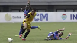 Striker Bhayangkara FC, Alsan Sanda, berusaha mengamankan bola saat melawan Arema FC pada laga perempat final Piala Presiden 2019 di Stadion Patriot, Bekasi, Sabtu (30/3). Bhayangkara kalah 0-4 dari Arema. (Bola.com/Yoppy Renato)
