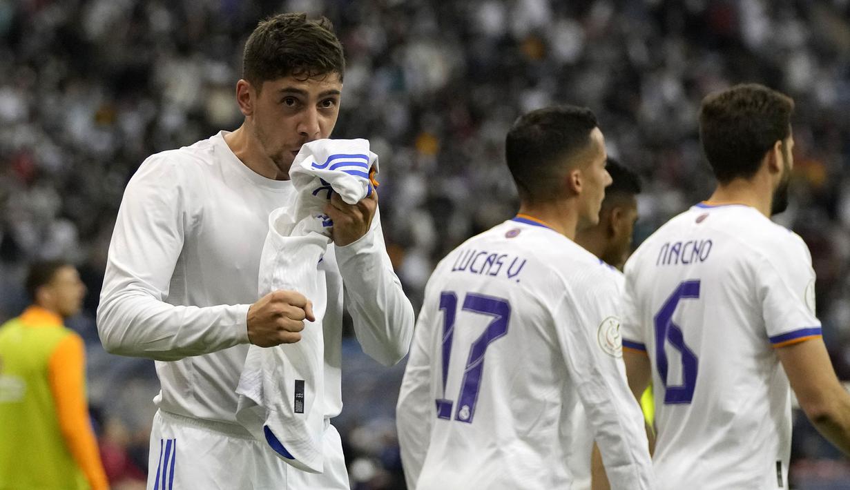 Gol yang dilesatkan Federico Valverde akhirnya bertahan hingga peluit panjang akhir pertandingan dibunyikan. Kemenangan 3-2 membuat Real Madrid melaju ke babak final Piala Super Spanyol 2021/2022. (AP/Hassan Ammar)