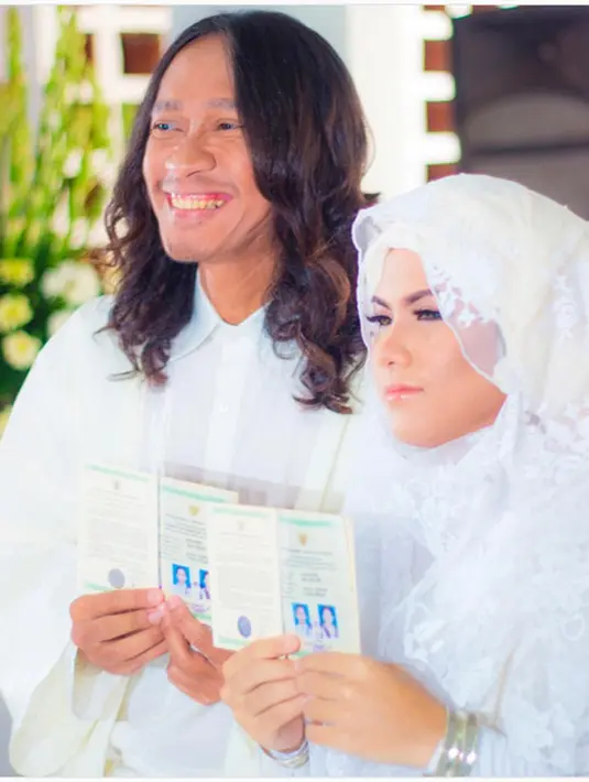 Air mata Evelyn tak lagi bisa dibendung ketika mengingat-ingat saat janji untuk selalu bersama dalam sebuah akad nikah. Begitu juga kejutan, kemesraan selama menjalani pernikahannya. (Instagram/ev0124)