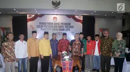 Ketua KPU Arief Budiman saat menyambut kedatangan 9 sekjen partai politik pendukung Jokowi di Kantor KPU, Jakarta, Selasa (7/8). Kedatangan 9 sekjen tersebut untuk berkonsultasi terkait pendaftaran Capres dan Wapres. (Merdeka.com/Iqbal S. Nugroho)