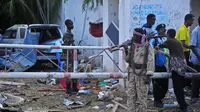 Suasana di sekitar lokasi serangan bom bunuh diri di Mogadishu, Somalia, Kamis (15/6). Kelompok Al-Shabaab mengaku bertanggung jawab atas serangan tersebut. (AFP Photo)