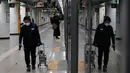 Seorang petugas melakukan disinfeksi di platform stasiun kereta bawah tanah di Seoul, Korea Selatan, Selasa (28/1/2020). Korea Selatan telah mengonfirmasi kasus virus corona ke-4 di negaranya pada Senin (27/1/2020), setelah sebelumnya hanya 3 orang yang terinfeksi. (AP Photo/Ahn Young-joon)