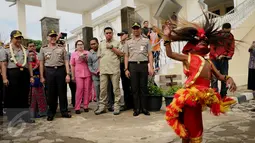 Kapolri Jenderal Tito Karnavian bersama Kapolda Metro Jaya, Irjen, M Iriawan menyaksikan atraksi ganongan cilik ketika menghadiri acara peringatan Hari Kesatuan Gerak Bhayangkari ke 64 di Rusun Marunda, Jakarta, Kamis (29/9). (Liputan6.com/Gempur M Surya)