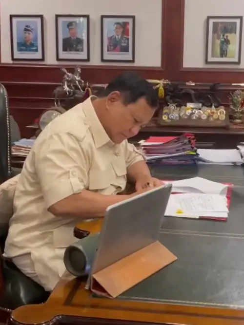 Viral Prabowo Lembur Kerja Ditemani Lagu Dewa 19 Kamulah Satu-satunya, Ari  Lasso Auto Mantap - ShowBiz Liputan6.com