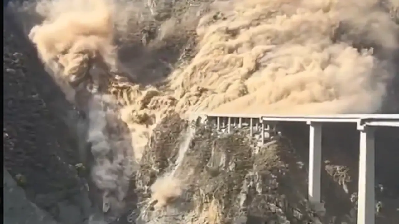 Hongqi Bridge Collapse in China: No Casualties Due to Early Response