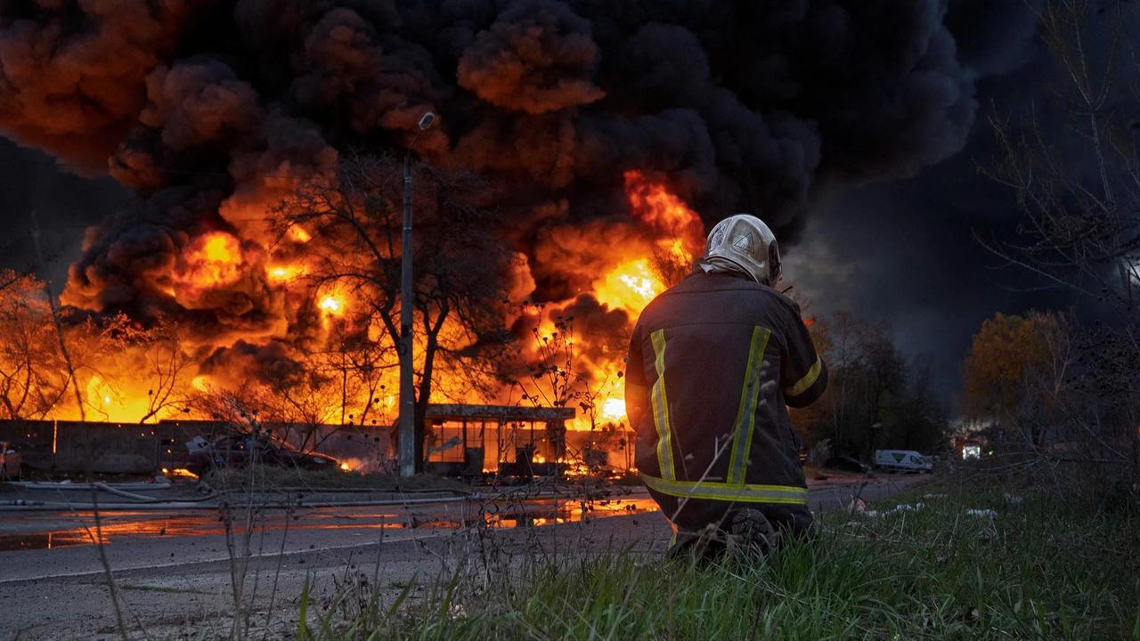 FOTO: Serangan Rusia Picu Kebakaran Hebat  dan Korban Jiwa di Kyiv