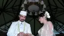 Reza Pahlevi menyematkan cincin ke jari Astrilika Lintong setelah resmi menjadi pasangan suami istri pada sore menjelang senja (28/8/2015). (Deki Prayoga/Bintang.com)
