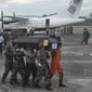 Petugas mengangkat sejumlah peti jenazah korban kecelakaan Trigana Air di Bandara Sentani, Kabupaten Jayapura, Papua, Rabu (19/8). Lima awak dan 49 penumpang menjadi korban kecelakaan pesawat pada 16 Agustus 2015 lalu. (REUTERS/Muhammad Yamin)