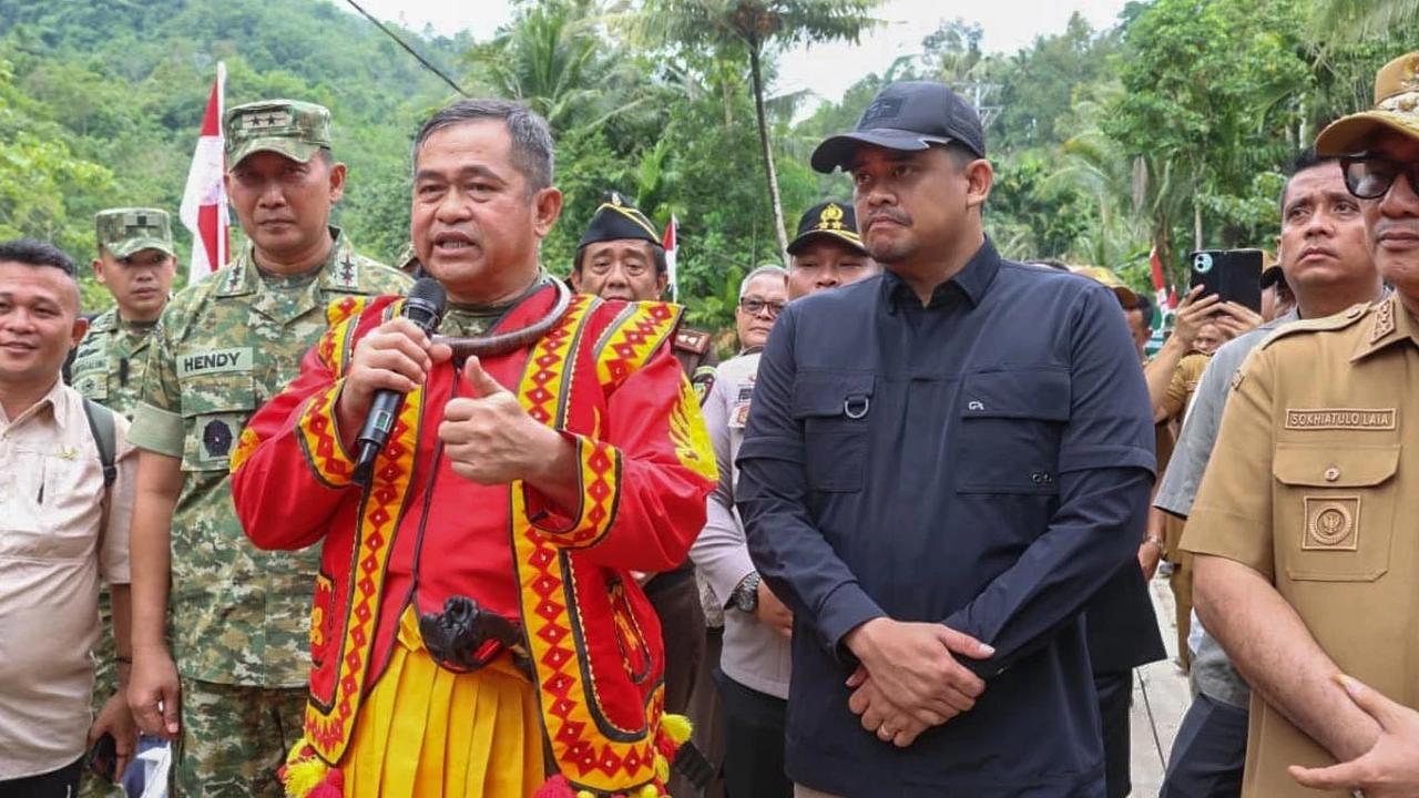 FOTO: Kasad  Maruli Resmikan Jembatan Bailey Penghubung Desa di Nias Selatan