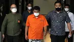 Petugas imigrasi mengawal Mitsuhiro Taniguchi (47) sebelum konferensi pers di Kantor Imigrasi, Jakarta, Indonesia, Rabu (8/6/2022). Buronan Jepang tersebut dituduh melakukan penipuan di Jepang terkait penerimaan subsidi COVID-19 dalam jumlah besar untuk usaha kecil yang kesusahan. (AP Photo/Achmad Ibrahim)