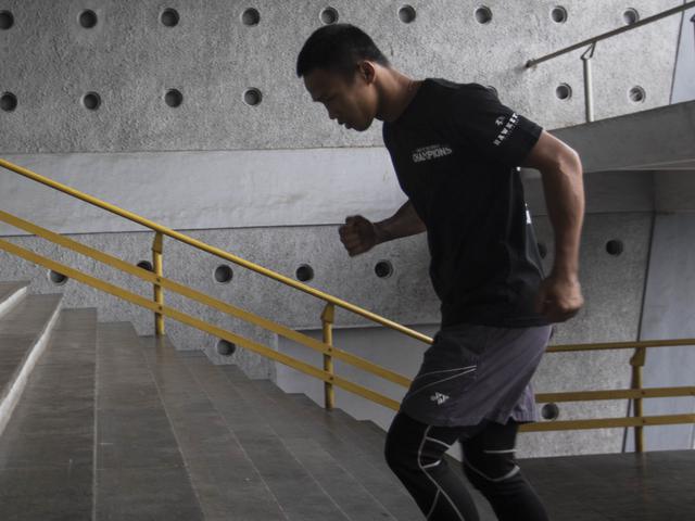 8 Manfaat Naik Turun Tangga Ampuh Rampingkan Pinggul Ragam Bola Com