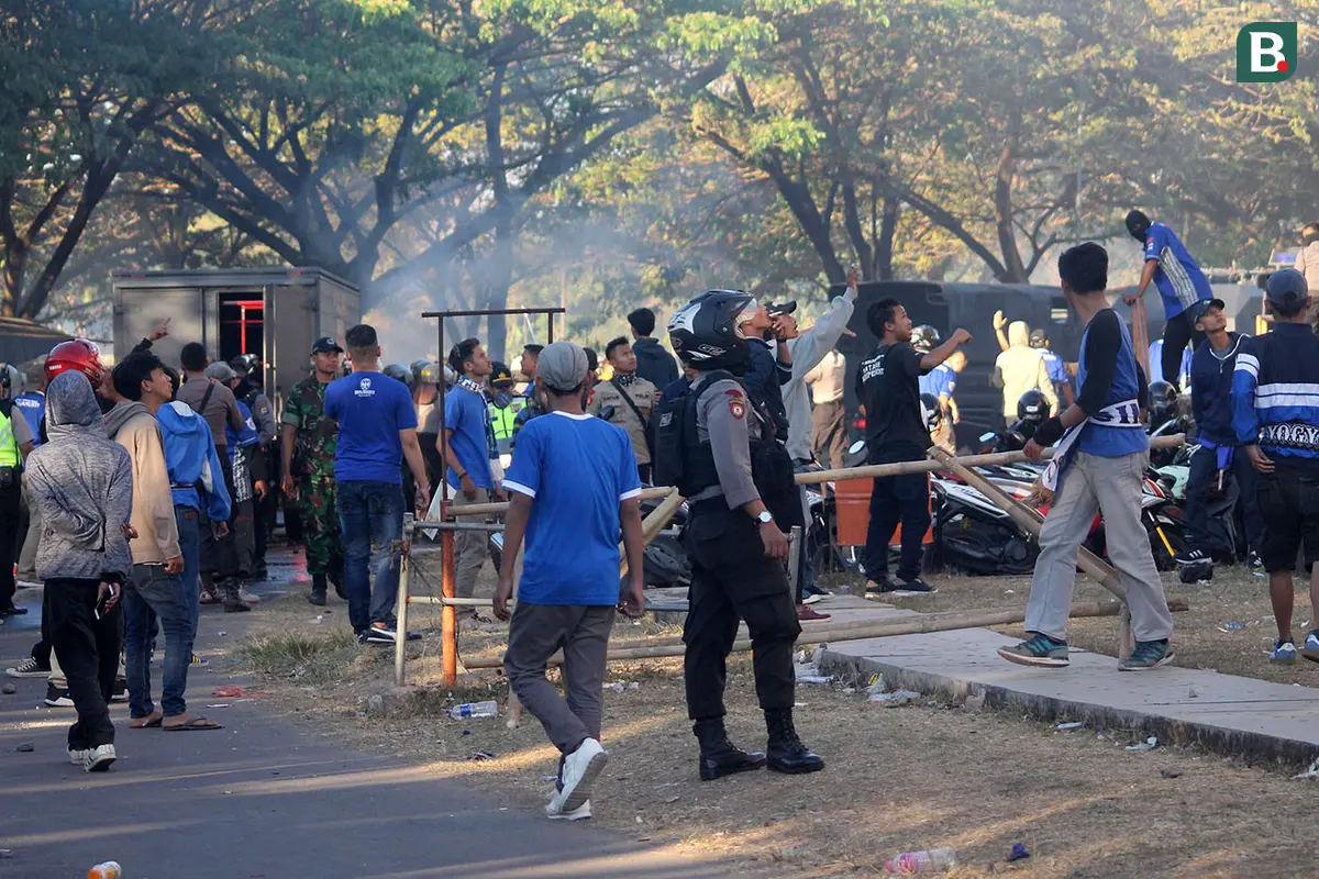 Bentrokan antara polisi dan suporter di luar Stadion Sultan Agung, Bantul, Kamis (26/7/2018).
