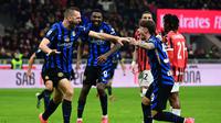 Bek Inter Milan asal Belanda Stefan de Vrij (kiri) merayakan gol bersama rekan setimnya gelandang Inter Milan asal Polandia Nicola Zalewski setelah mencetak gol pertama timnya selama pertandingan sepak bola Seri A Italia antara AC Milan dan Inter di stadion San Siro di Milan, pada 2 Februari 2025.PIERO CRUCIATTI / AFP