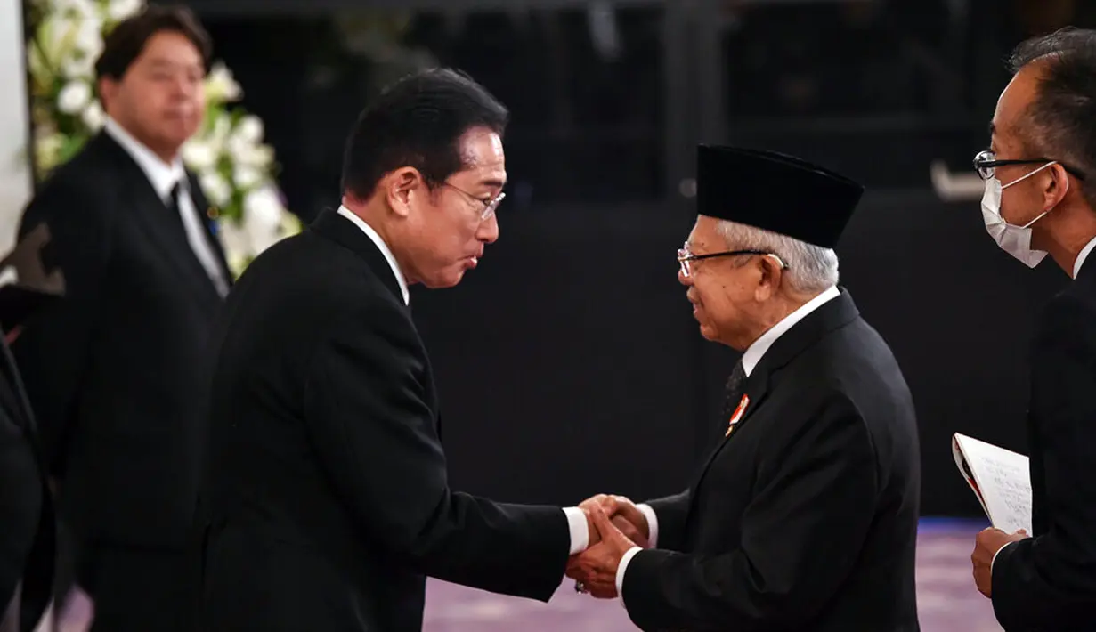 Perdana Menteri Jepang Fumio Kishida (kiri) menyambut Wakil Presiden Indonesia Ma'ruf Amin saat Greeting Occasion setelah pemakaman kenegaraan mantan Perdana Menteri Jepang Shinzo Abe di Istana Akasaka, Tokyo, Jepang, 27 September 2022. Ma’ruf Amin menyampaikan apresiasi dan penghormatan atas kepemimpinan PM Abe, khususnya dalam meningkatkan hubungan RI-Jepang menjadi Kemitraan Strategis. (Kazuhiro Nogi/Pool photo via AP)