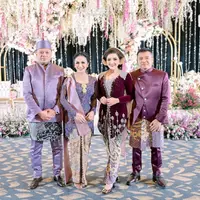 Hadiri acara mitoni anak kedua Aurel Hermansyah, Ashanty dan Kris Dayanti kompak tampil berkebaya. [@ashanty_ash/@krisdayantilemos/@aurelie.hermansyah]