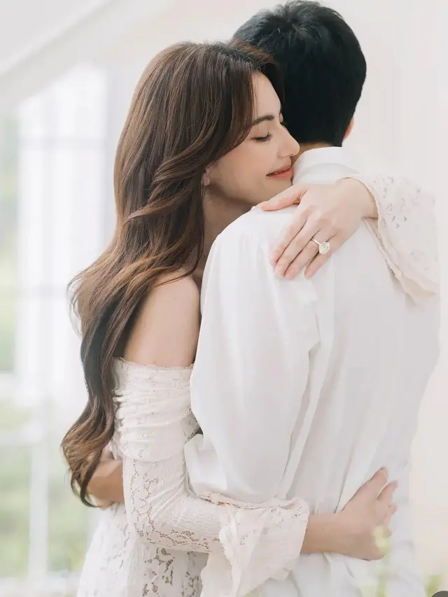 Davika Hoorne saat Dilamar Secara Resmi oleh Ter Chantavit. [@davikah]