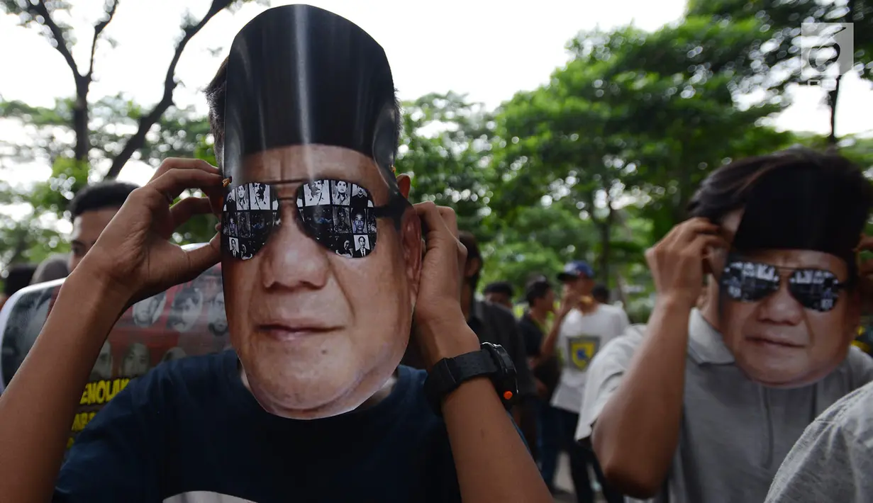 Massa mengenakan topeng bergambar Prabowo Subianto saat menggelar aksi di kantor Komnas HAM, Jakarta, Rabu (12/12). Mereka meminta Komnas HAM memanggil Prabowo Subianto terkait pelanggaran HAM  atas penculikan aktivis pada 1998. (Merdeka.com/Imam Buhori)