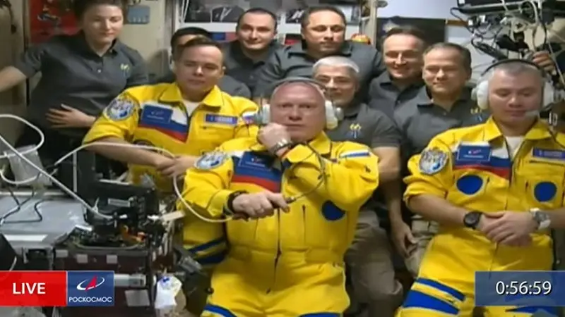 Kosmonot Rusia menggunakan seragam berwarna kuning yang dituding mirip warna bendera Ukraina (YouTube Roscosmos)