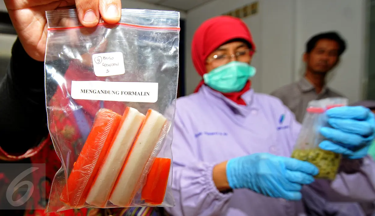 Petugas BPOM menunjukkan makanan yang mengandung formalin saat sidak di sebuah pasar modern di Pasar Minggu, Jakarta, Kamis (9/7/2015). Sidak dilakukan guna menjaga kualitas makanan jelang Lebaran. (Liputan6.com/Yoppy Renato)
