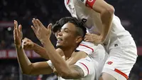 Ekspresi para pemain Sevilla merayakan gol Luis Muriel (bawah) saat melawan Barcelona pada laga La Liga Santander di Sanchez Pizjuan stadium, (31/3/2018). Barcelona bermain imbang 2-2 dengan Sevilla. (AP/Miguel Morenatti)