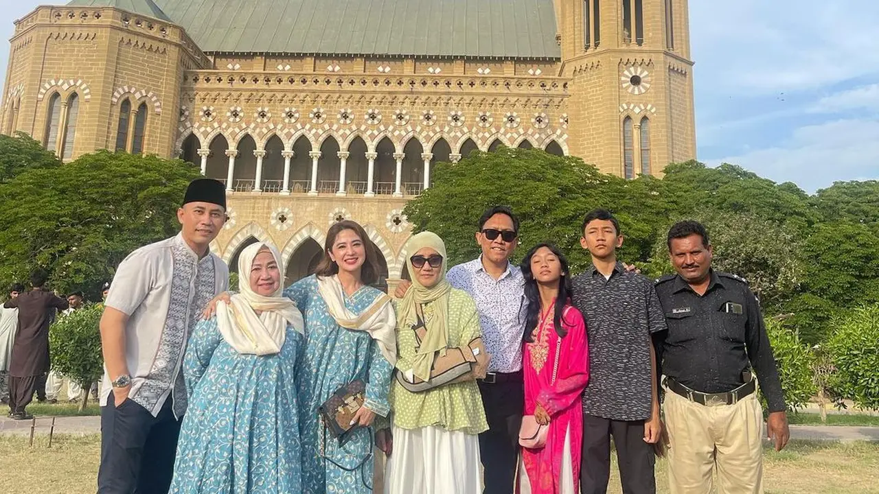 Potret Dewi Perssik rayakan lebaran di Pakistan (Sumber: Instagram/@dewiperssik9)