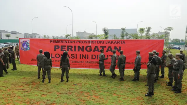 Gaya Anies Saat Pantau Penyegelan Bangunan Pulau Reklamasi