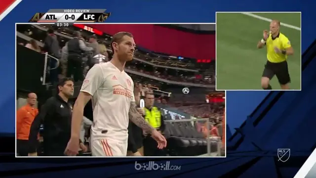 Chris McCann mendapatkan kartu merah saat Atlanta hadapi Los Angeles FC di MLS, akan tetapi ia kembali bermain karena bantuan VAR. This video is presented by Ballball.