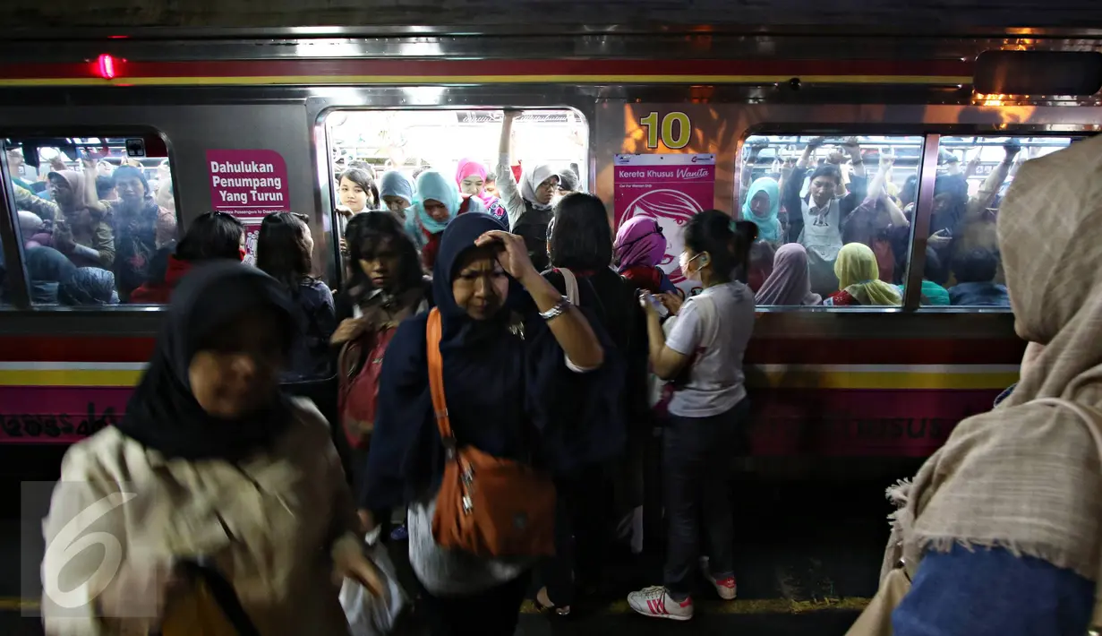 Penumpang turun dari KRL commuter line Jakarta Kota-Bogor di Stasiun Pasar Minggu, Jakarta, Selasa (24/11). Pohon tumbang di perlintasan KRL antara Citayam dan Bojonggede, membuat perjalanan kereta terganggu. (Liputan6.com/Immanuel Antonius)