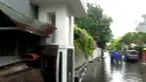 Petugas BPBD mengevakuasi tubuh Suryati yang tewas tersengat listrik dipinggir jalan. 