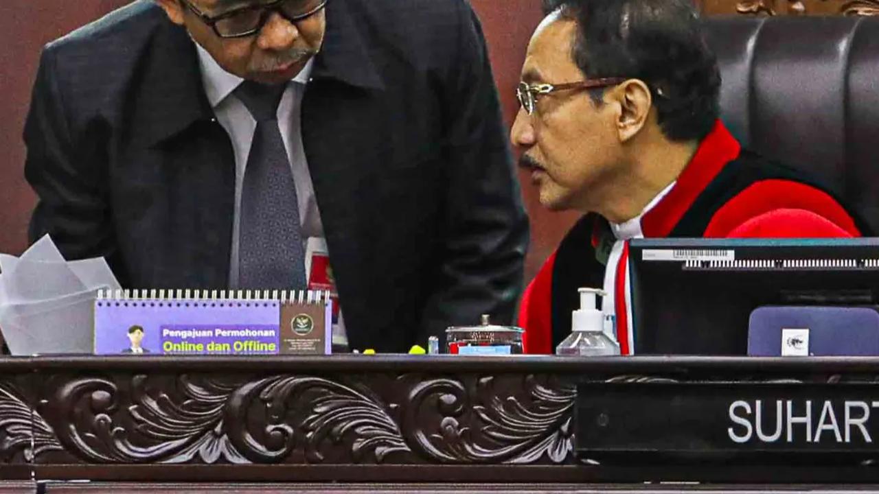 Putusan penolakan ini juga diputuskan oleh delapan hakim konstitusi di MK.<br>