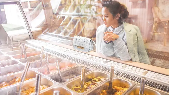 [Bintang] Tampil Modern Ala Parisian Girl, Sheryl Sheinafia dengan Busana Bernuansa Pastel