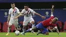 Gelandang Chile, Eduardo Vargas (kanan) berusaha merebut bola dari pemain Paraguay, Angel Cardozo pada pertandingan lanjutan Grup A Copa America 2021 di Stadion Nacional Mane Garrincha, Brasilia, Jumat (25/6/2021) pagi WIB. Paraguay menang atas Chile dengan skor 2-0. (AP Photo/Eraldo Peres)