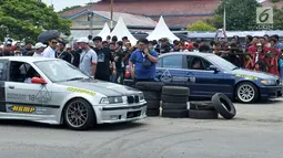 Dua mobil BMW melaju di arena balapan pada Indonesian Bimmerfest 2018 di Semarang, Jawa Tengah, Minggu (18/11). Kegiatan tahunan yang diikuti 1000 anggota dari berbagai kota diselenggarakan BMW Car Clubs Indonesia. (Liputan6.com/HO/Doni)