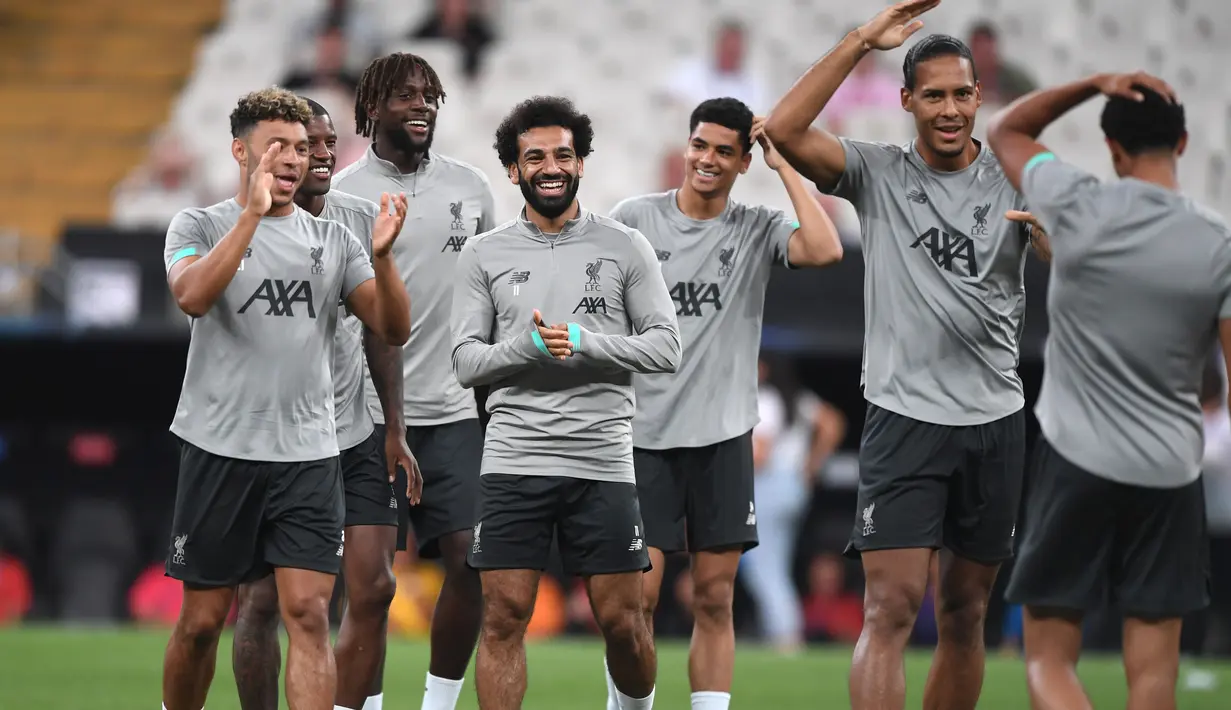 Para pemain Liverpool tertawa saat menghadiri sesi latihan di stadion Besiktas Park di Istanbul, Turki (13/8/2019). Liverpool akan bertanding melawan Chelsea dalam pertandingan Piala Super Eropa 2019 di Istanbul, Turki, Kamis (15/8/2019) dini hari WIB. (AFP Photo/Ozan Kose)