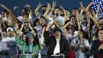 Presiden Nikaragua, Daniel Ortega bersama istrinya menyapa pendukungnya saat perayaan ke-36 Revolusi Sandinista di Managua, Nikaragua, Minggu, (19/7/2015). Daniel Ortega merupakan bagian revolusi Sandinista pada 1979 lalu. (REUTERS/Oswaldo Rivas)