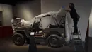 Teknisi membuka penutup Jeep Willys MB Amerika dari Perang Dunia II yang diberikan kepada Palang Merah Inggris di Imperial War Museum, London, Inggris, Rabu (29/7/2020). Museum ini akan kembali dibuka pada 1 Agustus 2020 setelah pemerintah Inggris terus melonggarkan lockdown. (AP Photo/Matt Dunham)