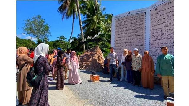 Buatan Warga Kampung, Replika Al-Qur'an Raksasa Ini Jadi Daya Tarik Wisatawan Asia