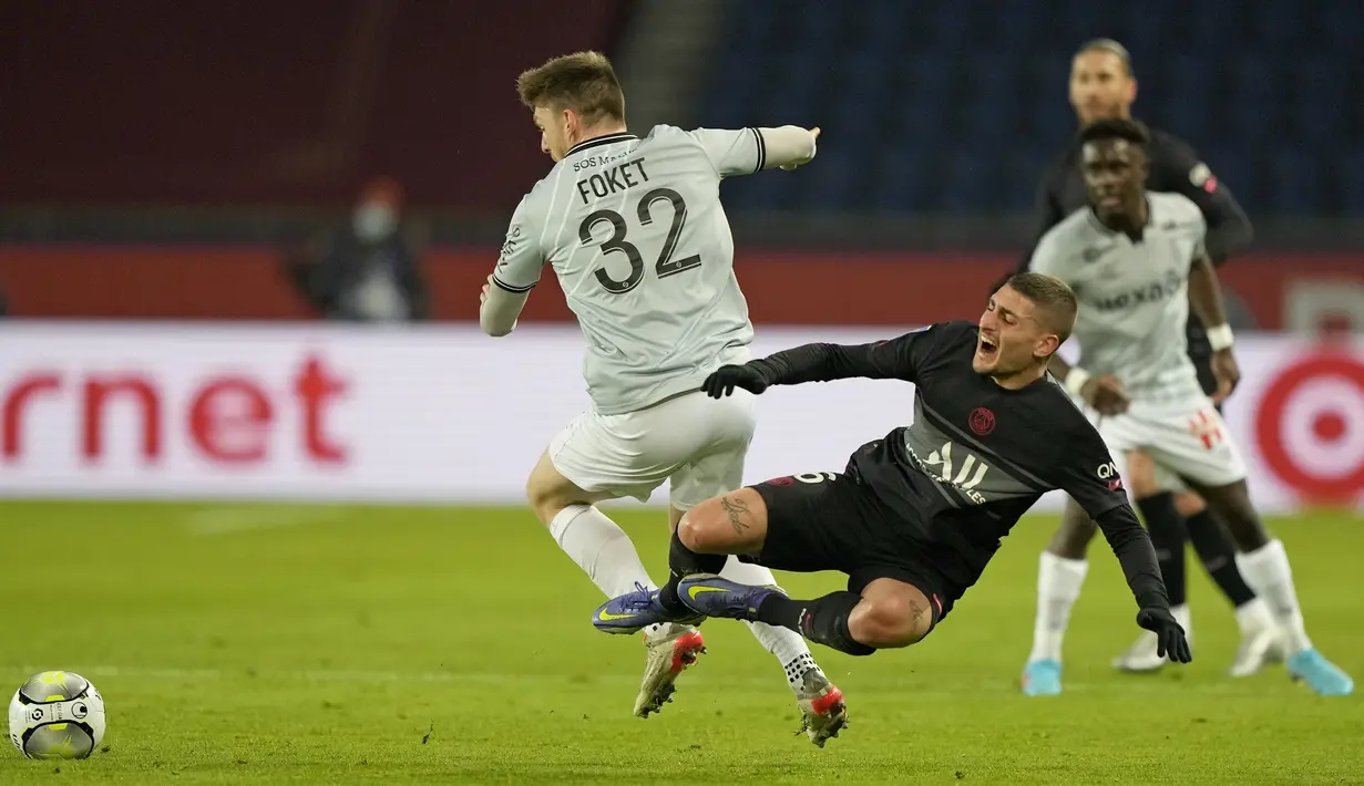 Gelandang Paris Saint-Germain (PSG) Marco Verratti berebut bola dengan bek Reims Thomas Foket dalam matchday ke-22 Liga Prancis 2021/2022 di Parc des Princes, Senin (24/1/2022) dini hari WIB. PSG menang telak 4-0 atas Reims. (AP Photo/Francois Mori)
