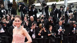 Aktris blasteran Inggris-Thailand, Araya Hargate saat tiba dalam pembukaan dan screening film "Cafe Society" pada kompetisi Film Cannes ke-69 dalam Festival Film Cannes di Prancis, Rabu (11/5/2016). (Alberto PIZZOLI/AFP)