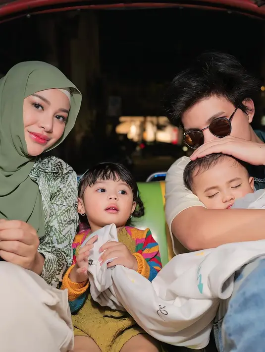 Bergaya ala couple rupanya tak selalu terlihat norak, justru Atta dan Aurel mampu menampilkan inspirasi kompak gaya ala keduanya. [@attahalilintar].