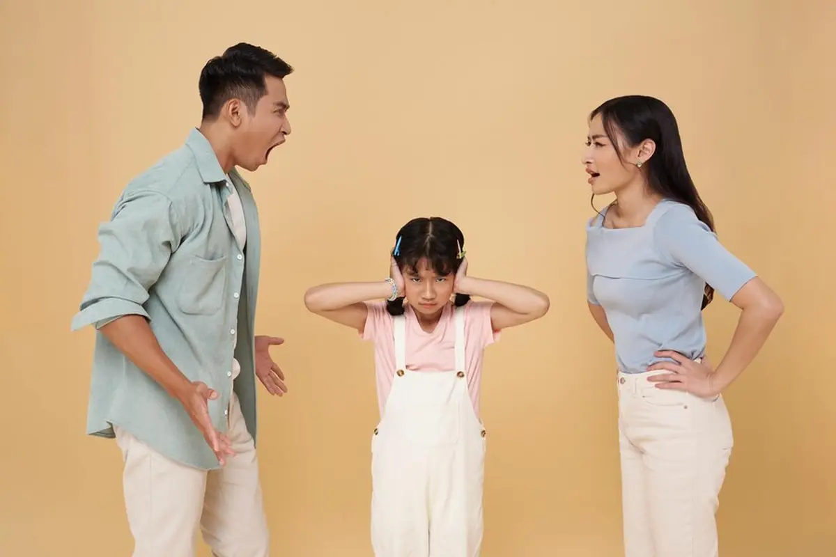 Seorang anak perempuan sedang menutup telinga (Foto Dok: Freepik/our-team)