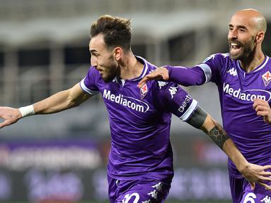 Gelandang Fiorentina, Gaetano Castrovilli (kiri) melakukan selebrasi usai mencetak gol kedua timnya ke gawang Spezia dalam laga lanjutan Liga Italia 2020/21 pekan ke-23 di Artemio Franchi Stadium, Jumat (19/2/2021). Fiorentina menang 3-0 atas Spezia. (LaPresse via AP/Jennifer Lorenzini)