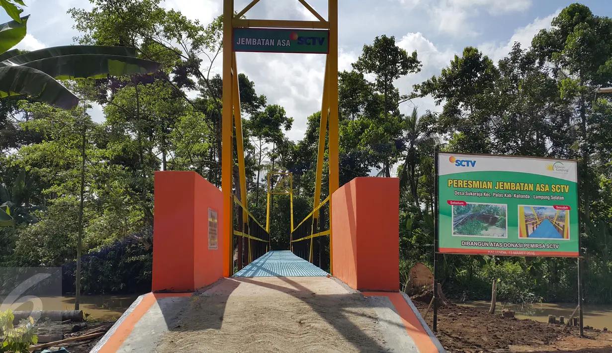 Jembatan Asa ke-7 yang berada Desa Sukaraja, Kecamatan Palas, Kabupaten Kalianda, Lampung Selatan, Minggu (13/3). Peresmian dilakukan oleh GM Planning Schedulling and Research Development SCTV, Doni Arianto. (Liputan6.com/dok SCTV)
