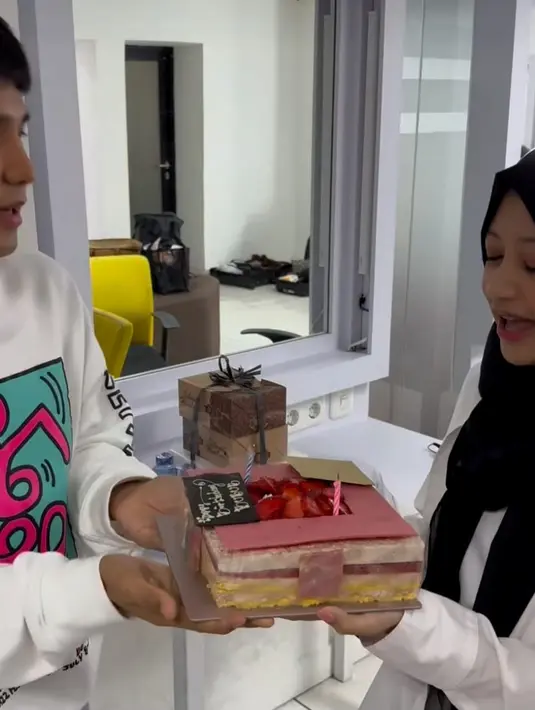 <p>Adik Arafah Rianti itu meniup lilinnya. Namun dia lupa mengucap harapan sebelumnya. Jirayut pun mengingatkan. (Foto: Instagram/ jirayutdaa4official)</p>