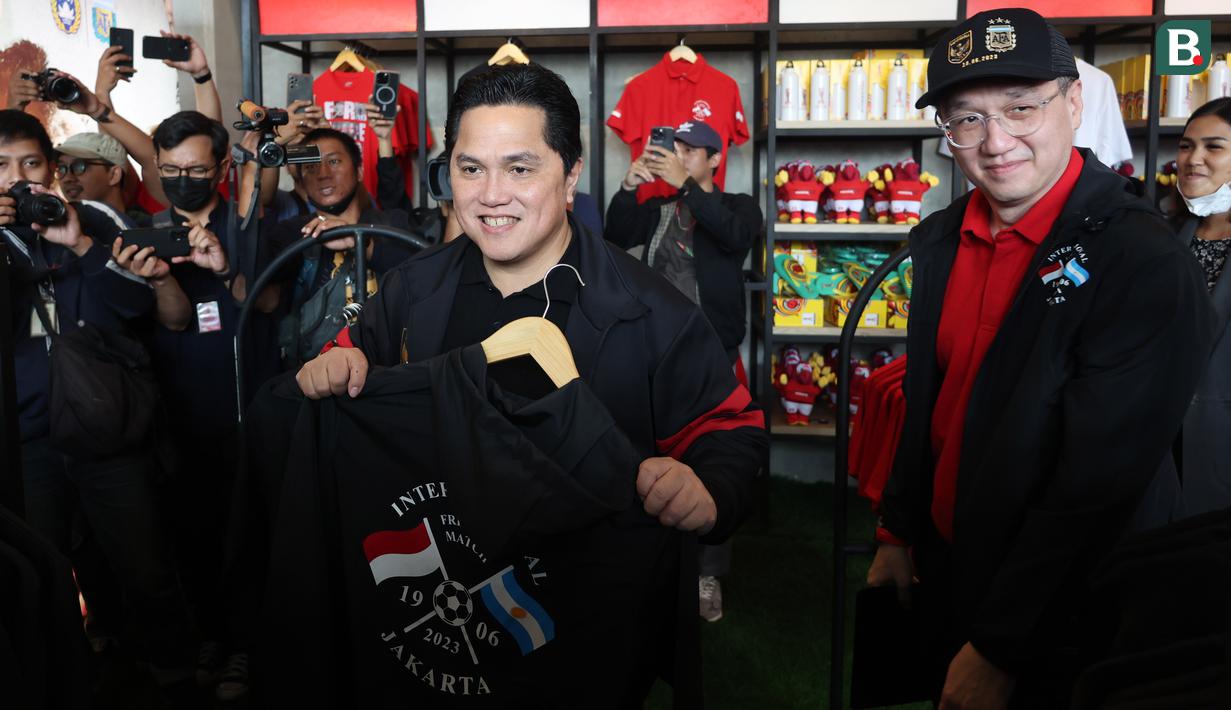 Ketua PSSI Erick Thohir menunjukkan kaus yang didesain khusus jelang pertandingan FIFA Matchday 2023 antara Timnas Indonesia vs Argentina saat meninjau Official Garuda Store di kawasan Gelora Bung Karno, Senayan, Jakarta, Sabtu (17/6/2023). (Bola.com/Abdul Aziz)