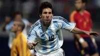 Selebrasi pemain Argentina, Lionel Messi setelah mencetak gol ke gawang Spanyol dalam laga perempatfinal Piala Dunia Remaja 2005 di Enschede, Belanda (25/6/2005). Lionel Messi berhasil mengawinkan gelar pemain terbaik dan top skor pada Piala Dunia U-20 edisi 2005 di Belanda. Sebagai top skor, ia mampu mencetak 6 gol sepanjang turnamen dan berhasil membawa Argentina menjadi juara. (AFP/Aris Messinis)