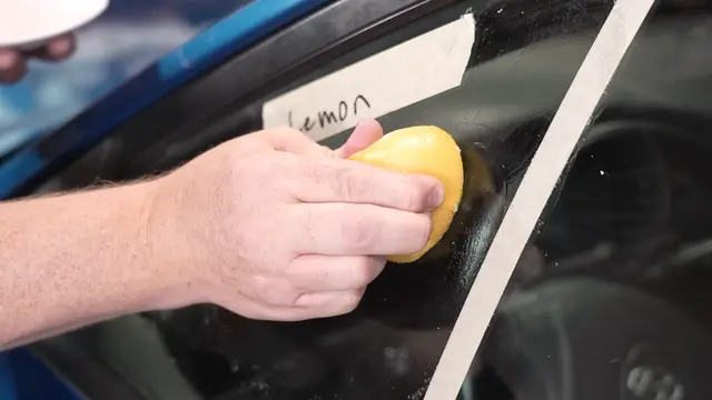 Tips Menghilangkan Noda Air dan Jamur di Kaca Mobil